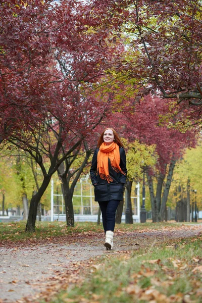 Young woman walk on footpath in autumn park, yellow leaves and trees — Stock Photo, Image