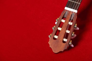Kırmızı kadife kumaş, closeup nesne üzerine akustik gitar