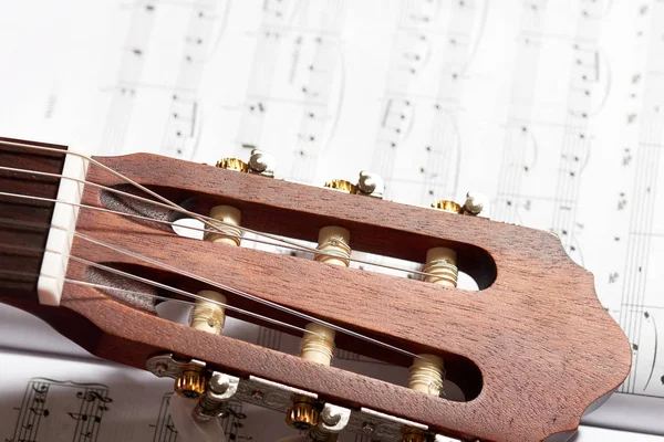 Detailní záběr na akustickou kytaru na noty — Stock fotografie