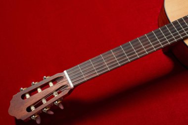 Kırmızı kadife kumaş, closeup nesne üzerine akustik gitar