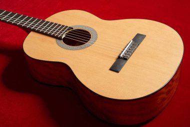 Kırmızı kadife kumaş, closeup nesne üzerine akustik gitar