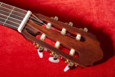Kırmızı kadife kumaş, closeup nesne üzerine akustik gitar