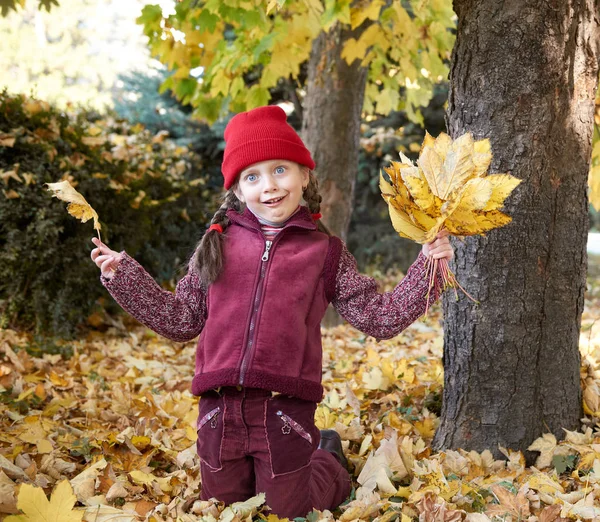 Mädchen haben Spaß und schminken Gesichter im herbstlichen Wald, gelbe Blätter und Bäume im Hintergrund — Stockfoto