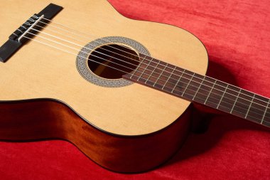 Kırmızı kadife kumaş, closeup nesne üzerine akustik gitar