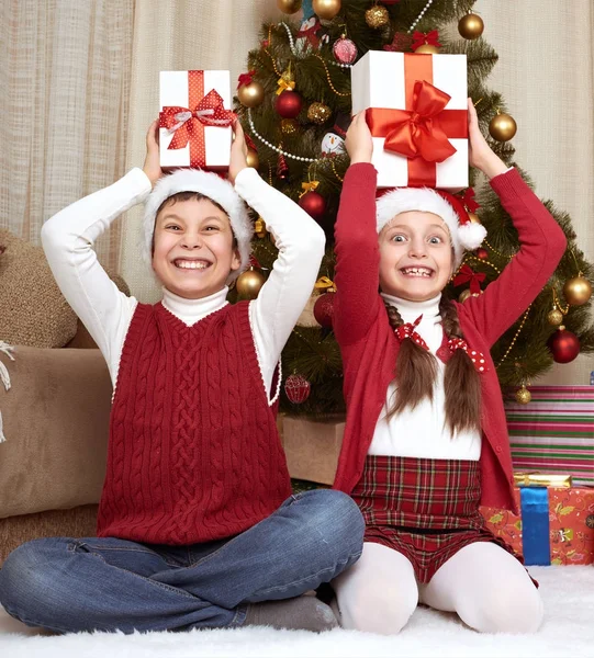 Dziecko z pudełko świąteczne dekoracje w domu, szczęśliwy emocji, zimowe wakacje koncepcja — Zdjęcie stockowe