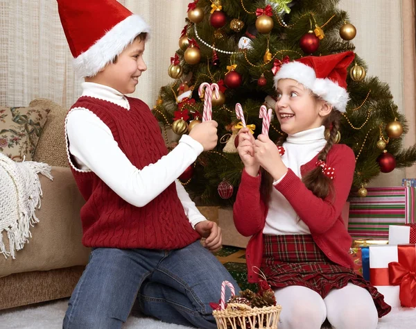 Dziecka, zabawy w świąteczne dekoracje w domu, szczęśliwy emocji, zimowe wakacje koncepcja — Zdjęcie stockowe