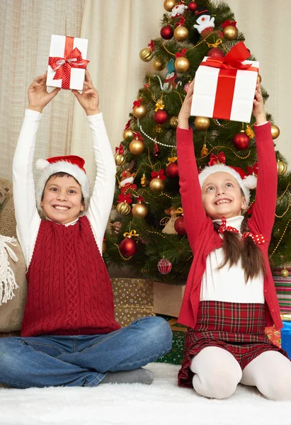 Niño con regalo de caja en la decoración de Navidad en casa, emoción feliz, concepto de vacaciones de invierno — Foto de Stock