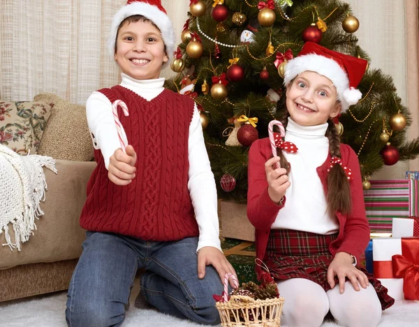 Juego de niños en la decoración de Navidad en casa, emoción feliz, concepto de vacaciones de invierno Imágenes De Stock Sin Royalties Gratis