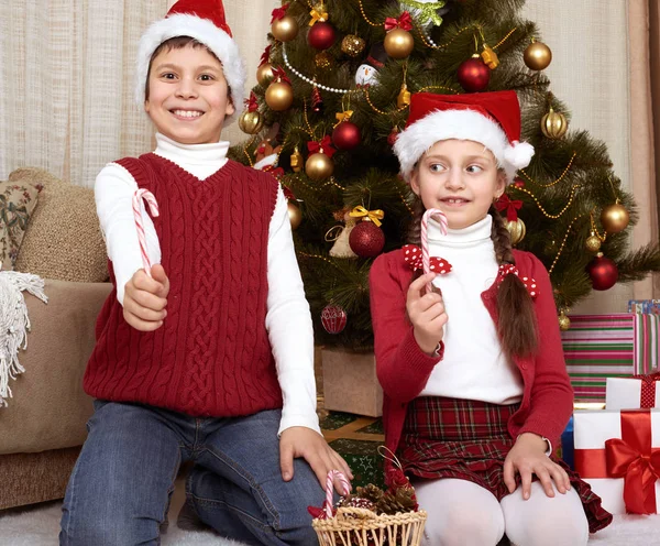Дитина грає в різдвяні прикраси вдома, щасливі емоції, концепція зимового свята — стокове фото