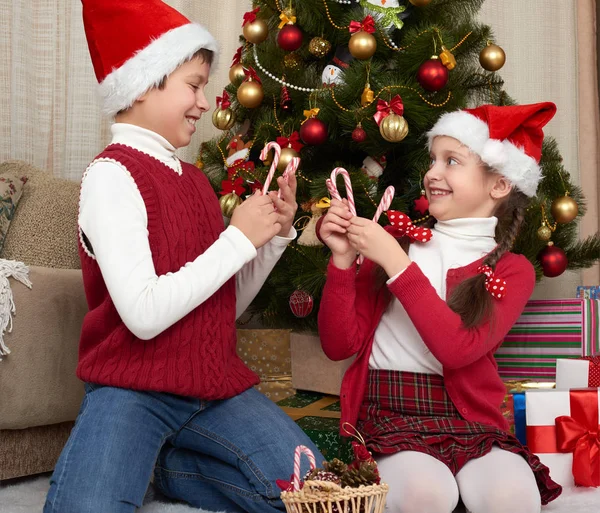 Niño que se divierte en la decoración de Navidad en casa, emoción feliz, concepto de vacaciones de invierno Imagen De Stock