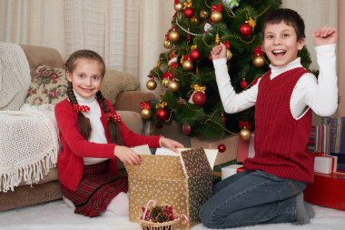 Çocuk eğleniyor ve oynamak, Noel dekorasyonu evde Noel Baba şapkası, mutlu duygu, kış tatil kavramı