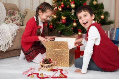 Çocuk eğleniyor ve oynamak, Noel dekorasyonu evde Noel Baba şapkası, mutlu duygu, kış tatil kavramı