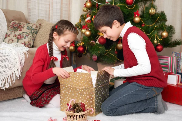 Dziecko w santa hat zabawy i gry, świąteczne dekoracje w domu, szczęśliwy emocji, zimowe wakacje koncepcja — Zdjęcie stockowe