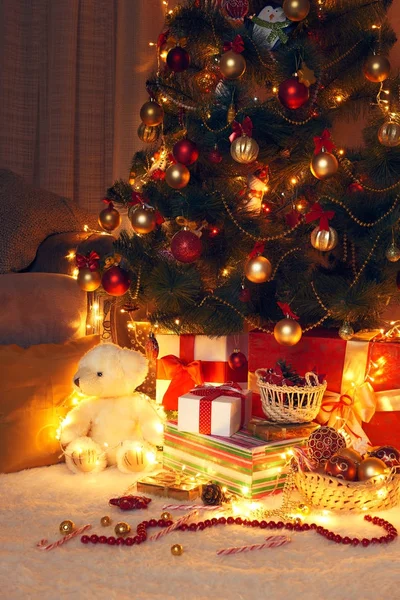 Karácsonyfa díszítés és a megvilágítás este otthon — Stock Fotó