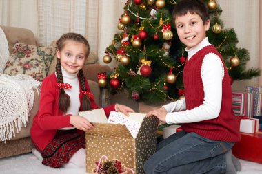 Çocuk eğleniyor ve oynamak, Noel dekorasyonu evde Noel Baba şapkası, mutlu duygu, kış tatil kavramı