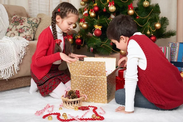 Bambino in cappello di Babbo Natale divertirsi e giocare, decorazione di Natale a casa, emozione felice, concetto di vacanza invernale — Foto Stock