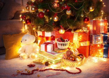 Işıklı Noel ağacı, dekorasyon ve hediyeler, karanlık bir odada gece ev iç