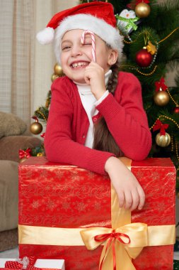 Şeker kamışı portre Noel ağacı, dekorasyon ve hediyeler, kış tatil kavramı yakınındaki kızla