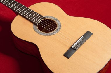 Kırmızı kadife kumaş, closeup nesne üzerine akustik gitar