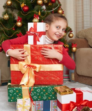 Kız Noel ağacı ve hediye kutuları, mutlu tatil ve kış kutlama, yakın kırmızı giyinmiş