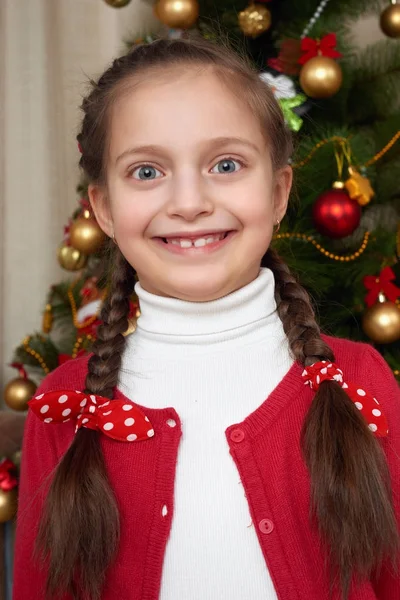Flicka stående nära julgran, lycklig semester och vinter firandet, klädd i rött — Stockfoto