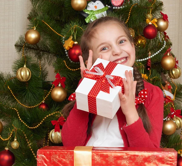 クリスマス ツリーとギフト用の箱、幸せな休日と冬の祭典、近くの女の子が赤い服を着てください。 — ストック写真
