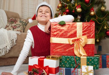 Noel ağacı ve hediye kutuları, mutlu tatil ve kış kutlama kırmızı giymiş, çocuğa