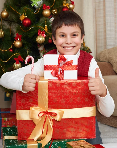 Noel ağacı ve hediye kutuları, mutlu tatil ve kış kutlama kırmızı giymiş, çocuğa