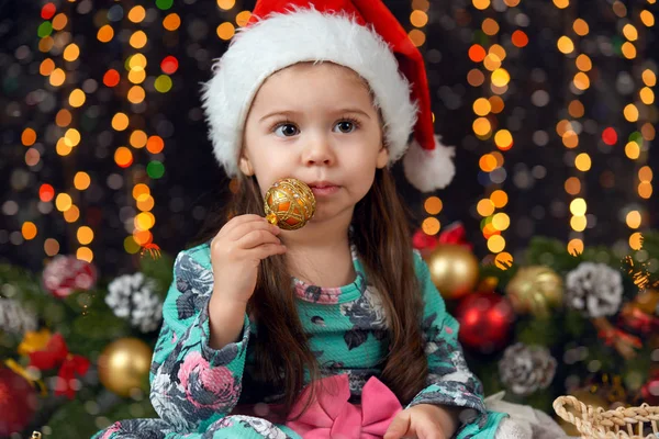 Девушка в рождественском украшении с подарком, темный фон с освещением и бокс-огни, зимний праздник концепции — стоковое фото