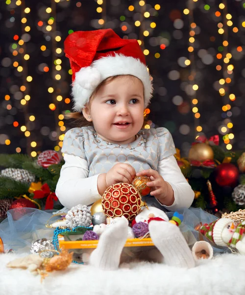 Ragazza in decorazione di Natale con regalo, sfondo scuro con illuminazione e luci boke, concetto di vacanza invernale — Foto Stock