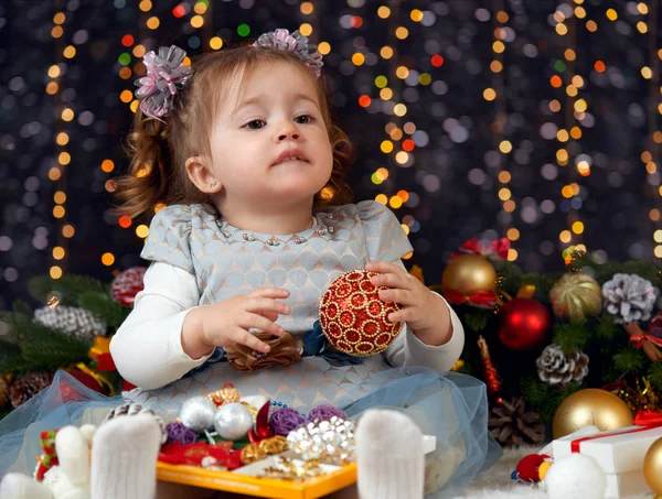 在与礼物的圣诞装饰、 照明和博克灯，冬天假日概念的黑暗背景的女孩画像 — 图库照片