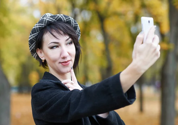 秋の都市公園に黄色の葉や樹木、女の子の selfie 秋シーズン — ストック写真