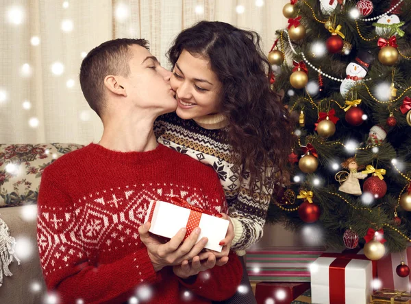 Felice bacio di coppia nella decorazione di Natale a casa. Vigilia di anno nuovo, abete ornato. Vacanza invernale e concetto di amore . — Foto Stock