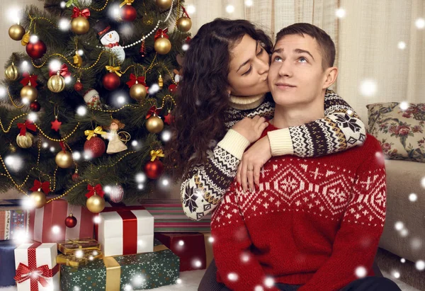 Felice bacio di coppia nella decorazione di Natale a casa. Vigilia di anno nuovo, abete ornato. Vacanza invernale e concetto di amore . — Foto Stock