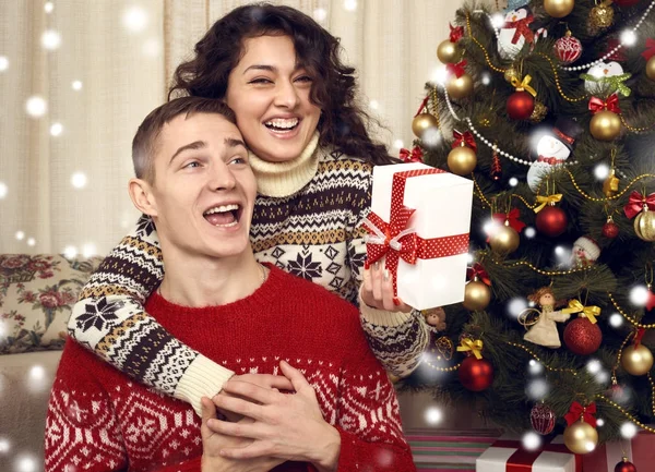 愉快的夫妇在圣诞节装饰在家乐趣。新年前夕, ornated 枞树。寒假与爱情观. — 图库照片