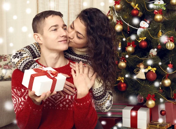 Felice bacio di coppia nella decorazione di Natale a casa. Vigilia di anno nuovo, abete ornato. Vacanza invernale e concetto di amore . — Foto Stock