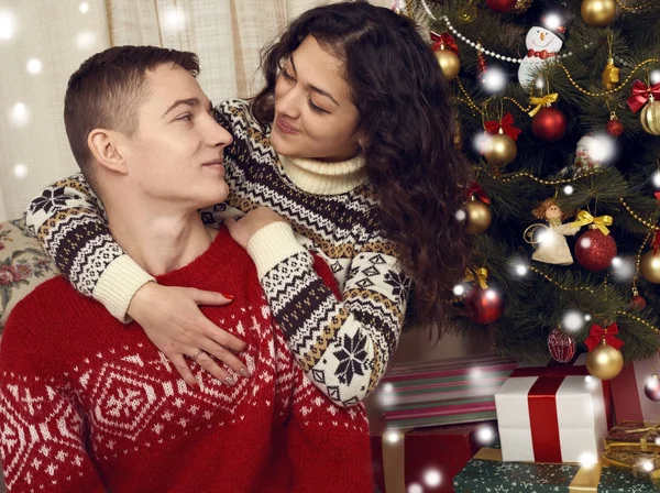 幸福的情侣在圣诞节装饰在家里。新年前夕, ornated 枞树。寒假与爱情观. — 图库照片