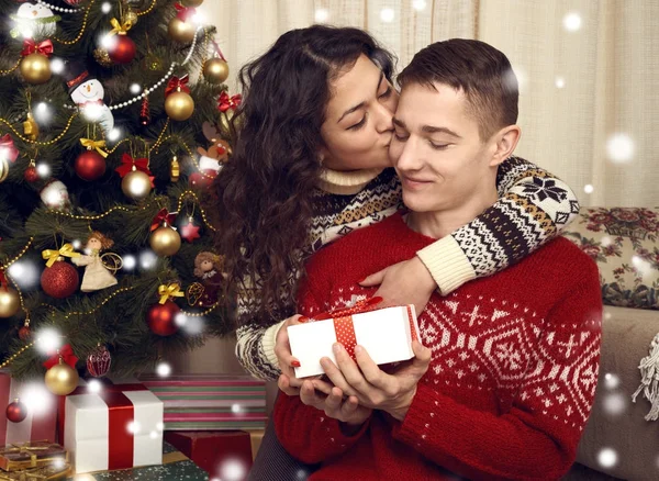 행복 한 부부는 집에서 크리스마스 장식에서 키스. 새 해 이브, ornated 전나무 나무입니다. 겨울 휴가 사랑 개념. — 스톡 사진