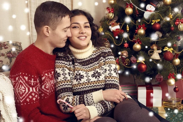 Šťastný pár v Vánoční dekorace doma. Nový rok večer, vyšňořené jedle. Zimní dovolená a lásku koncepce. — Stock fotografie