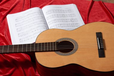 akustik gitar ve müzik notlar kırmızı kumaş, nesnelerin görünümünü kapat