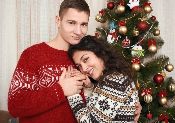 Mladý pár spolu vánoční strom v domácí interiér - koncept láska a dovolené, Vánoce — Stock fotografie