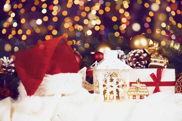 Decoração de natal no fundo iluminado escuro com luzes de boke, presentes, bola de xmas, cone e outro objeto, conceito de feriado — Fotografia de Stock