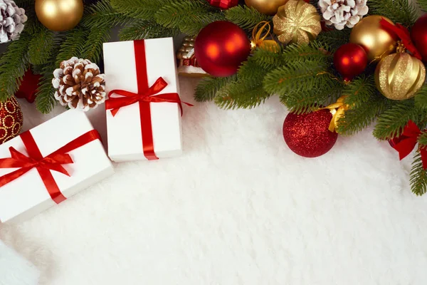 Kerstdecoratie als achtergrond, geschenken, xmas bal, kegel en andere objecten op witte lege ruimte bont, concept van de vakantie, plaats voor tekst — Stockfoto