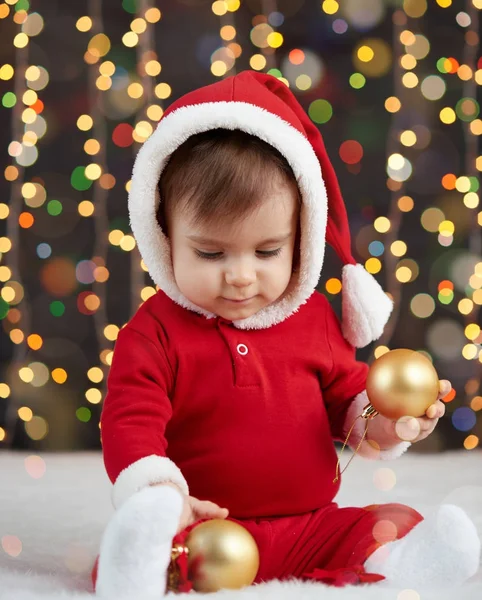 小男孩装扮成圣诞老人玩圣诞玩具, 深色背景照明, 新年快乐和寒假概念 — 图库照片