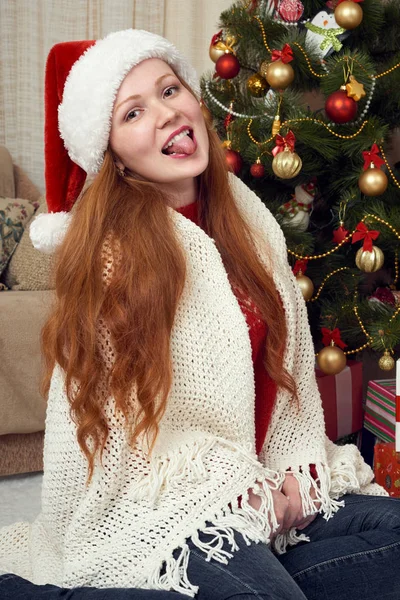 Krásná rusovláska dívka portrét v Vánoční dekorace. Domácí interiér s jedle a dary. Nový rok eve a zimní dovolená concept. — Stock fotografie