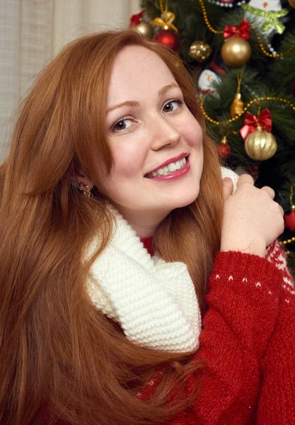 Krásná rusovláska dívka portrét v Vánoční dekorace. Domácí interiér s jedle a dary. Nový rok eve a zimní dovolená concept. — Stock fotografie