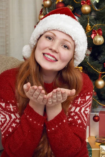 圣诞节装饰中的红发女郎肖像。家庭内部与冷杉树和礼物。新年前夕和寒假概念. — 图库照片