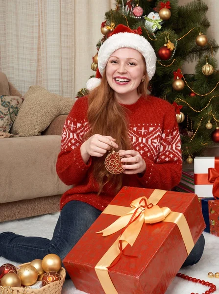 Όμορφο κορίτσι με κουτιά δώρων για Χριστούγεννα διακόσμηση στο σπίτι. Νέο έτος eve και το χειμώνα διακοπές έννοια. — Φωτογραφία Αρχείου