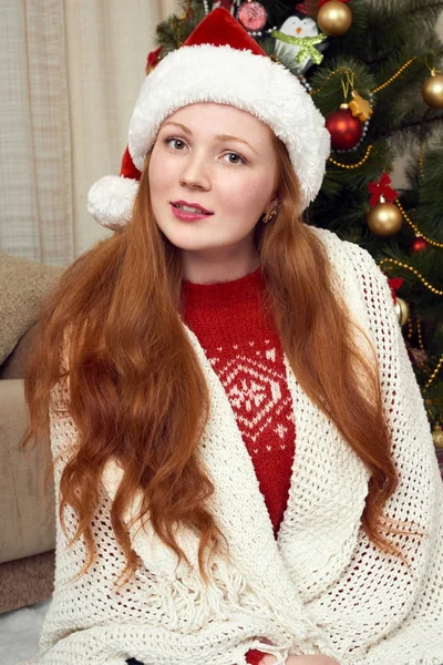 Dziewczyna w stroju Świętego Mikołaja w świąteczne dekoracje w domu. Nowy rok eve i zimowe wakacje koncepcja. — Zdjęcie stockowe