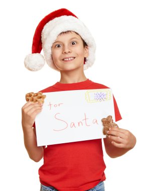 Çocuk beyaz arka plan üzerinde izole santa şapka giymiş. Yeni yıl arifesi ve kış tatil kavramı.